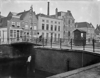 83524 Gezicht op de Stenenbrug over de Vecht te Utrecht; uit het zuidoosten. Op de achtergrond de panden aan de ...